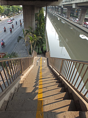 Thanon Rama VI - Khlong Prapa - Phaya Thai - Bangkok - 2 April 2012 - 9:01