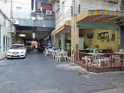 Soi Silom 6 (Tan Tawan) - Soi Narathiwas Rajanagaindra 1 - Silom - Bangkok - 23 January 2012 - 7:53