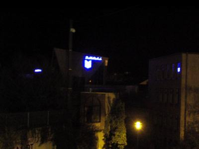 Stadtbibliothek bei Nacht.